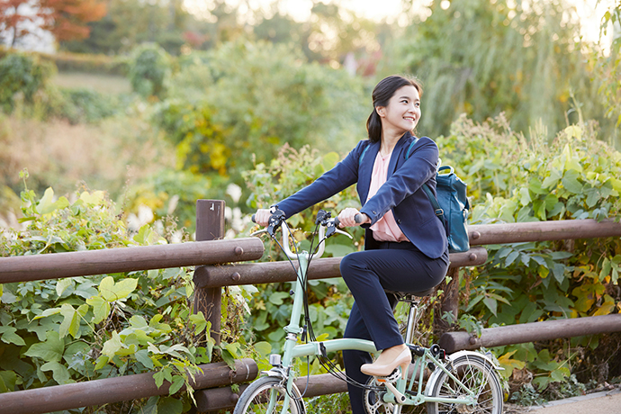 自転車に乗る女性