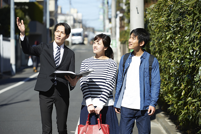 物件を探す夫婦