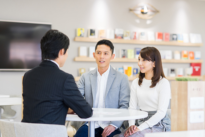 マンション購入を検討中の夫婦