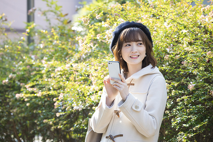 コートを着た女性