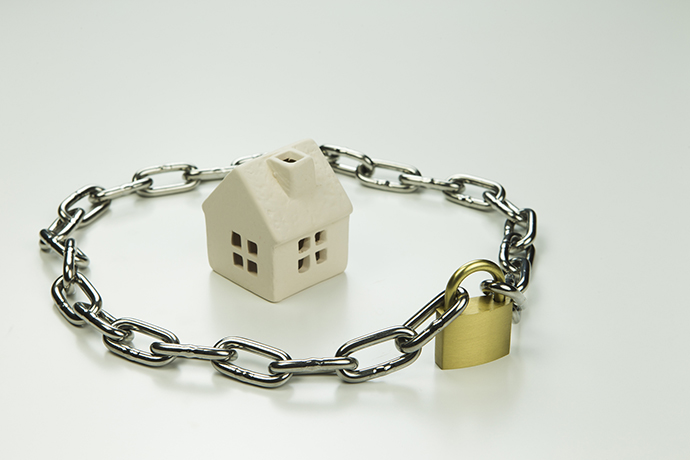 鎖で守られている家の模型