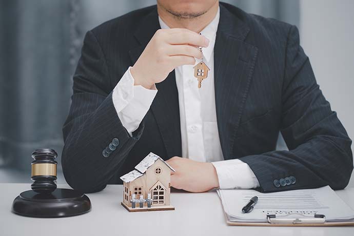 住宅の鍵を持っている男性