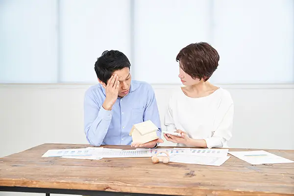 マイホーム購入を検討する夫婦