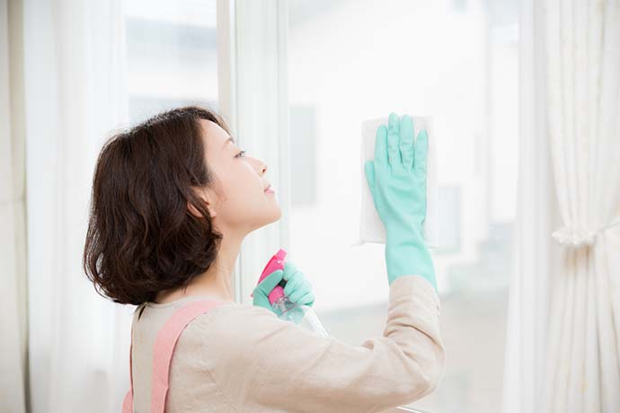 窓掃除をする女性
