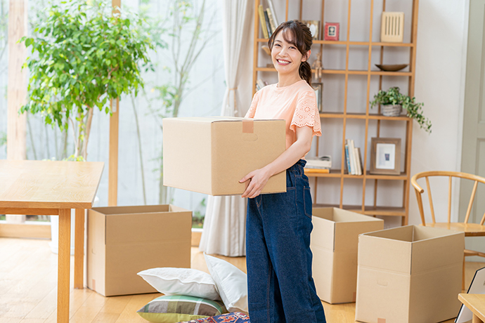 荷造りをする女性