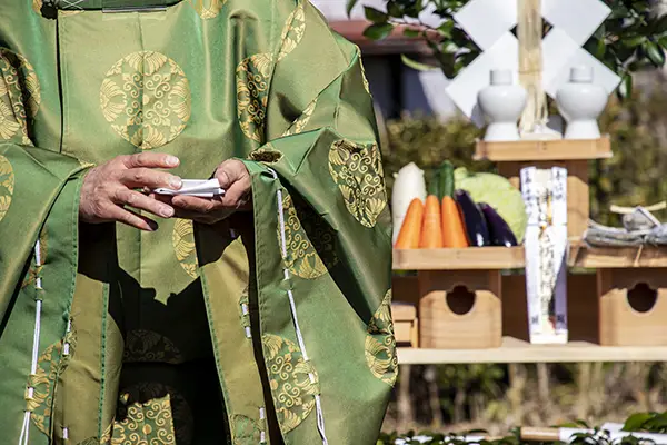 地鎮祭で祈願する神主