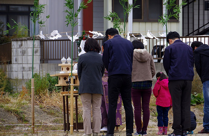 地鎮祭を行う家族