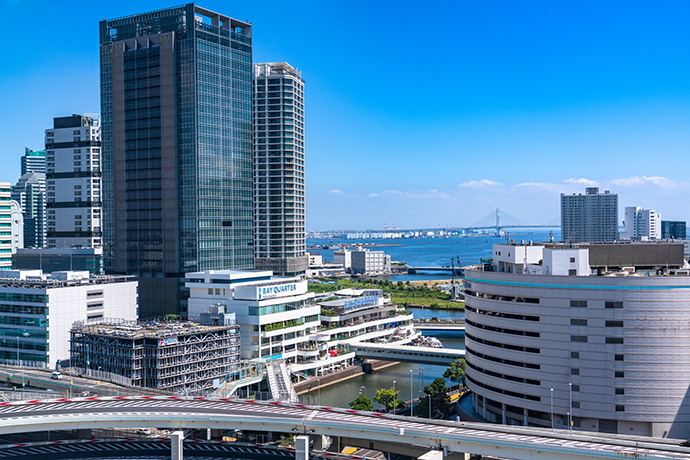 横浜の海と商業施設
