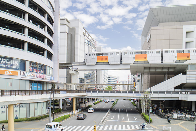 立川駅前の道とモノレール