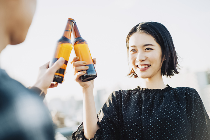 ビールで乾杯するカップル