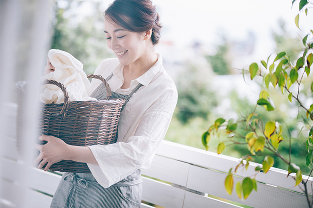 洗濯物を取り込む女性