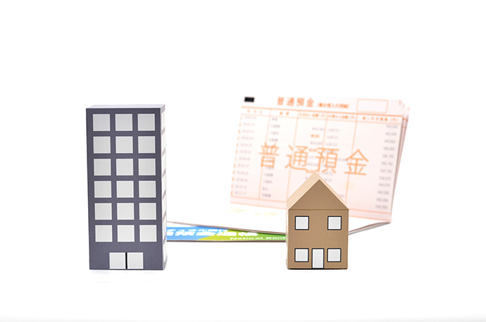 家の模型と普通預金通帳