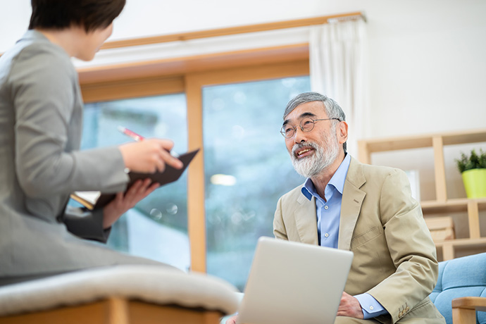 担当者に相談するシニア