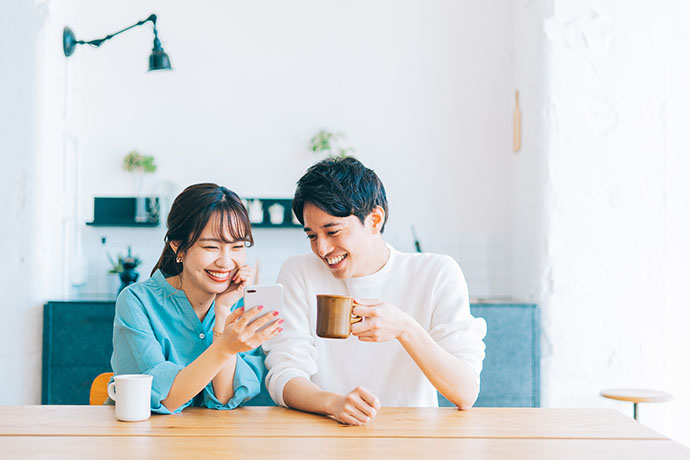 一緒にスマホを見る男女