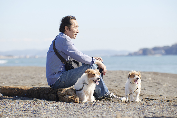 海辺と男と犬