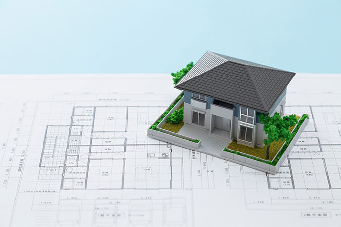 住宅設計図と家の模型