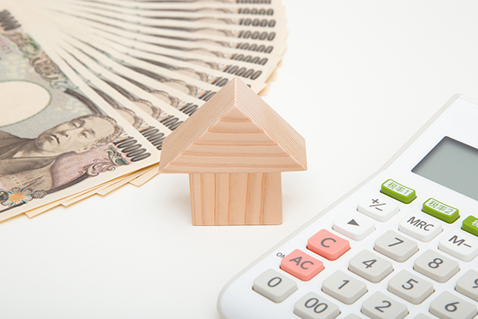 お金と電卓と家の模型