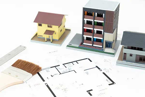 不動産の模型と図面および道具