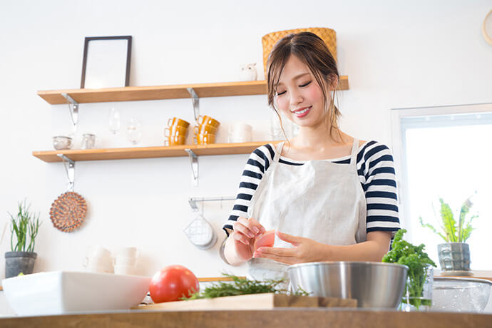 料理をする女性