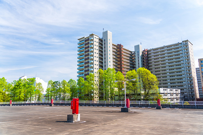 駐車場とマンション