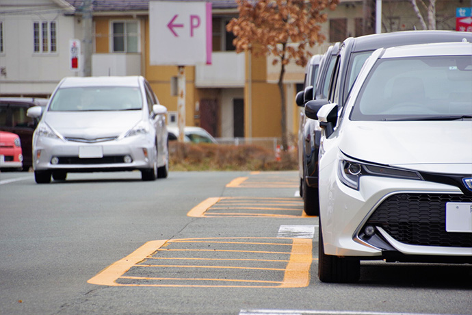 駐車場を走る車