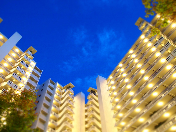 大規模マンションの高層部と空