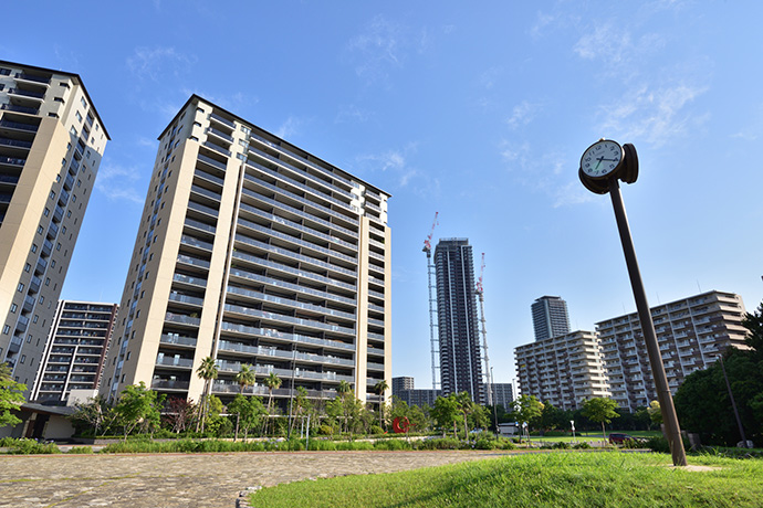 多棟型マンションと遊歩道