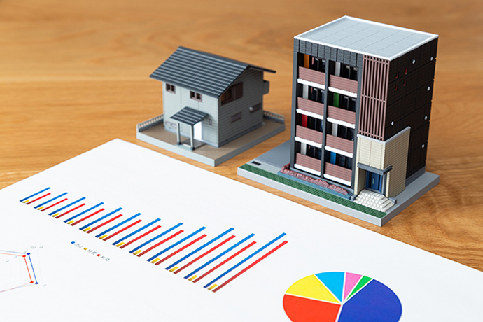 一戸建てとマンションの住宅模型とグラフ