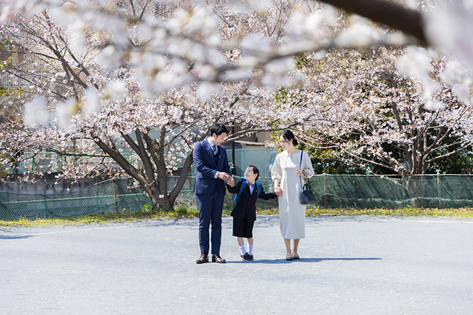 手をつなぐ両親と子ども