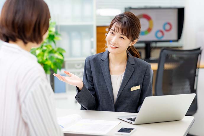不動産の相談をする女性