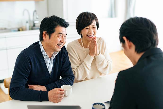 司法書士に相談する夫婦