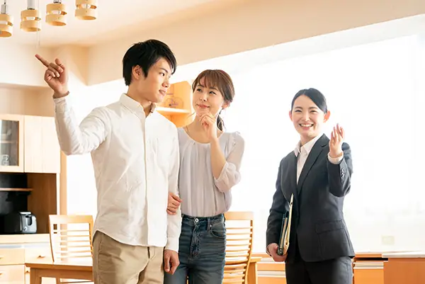 物件の見学をする男女と案内をする担当者