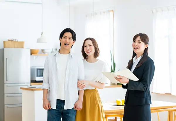 内覧する夫婦とスーツを着た担当者