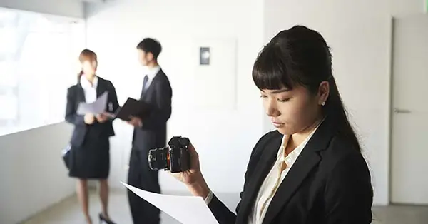 カメラを持った担当者