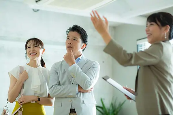 案内する担当者と説明を聞く夫婦