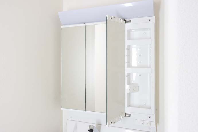 独立洗面台の鏡と鏡裏の収納スペース