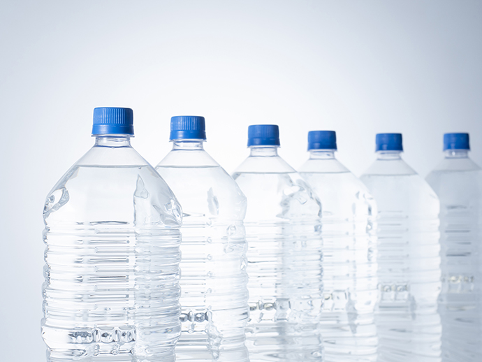 ペットボトルが陳列されている様子