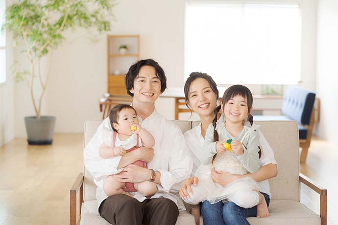 笑顔の4人家族