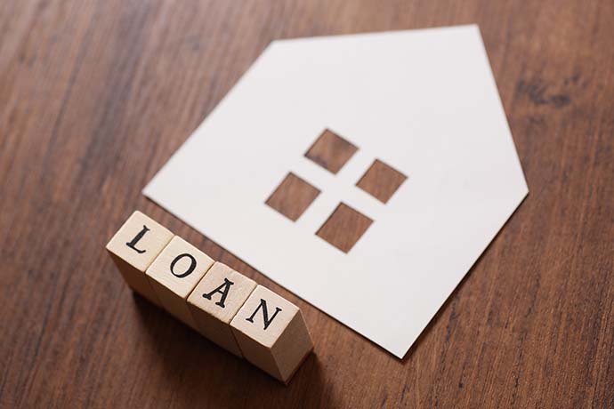 「LOAN」の英字ブロックと家の切り絵