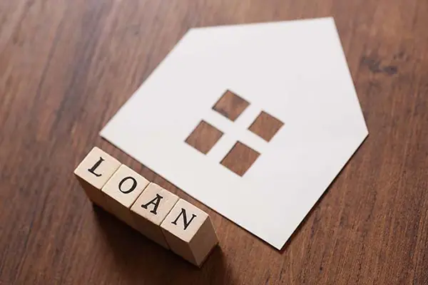 「LOAN」の英字ブロックと家の切り絵