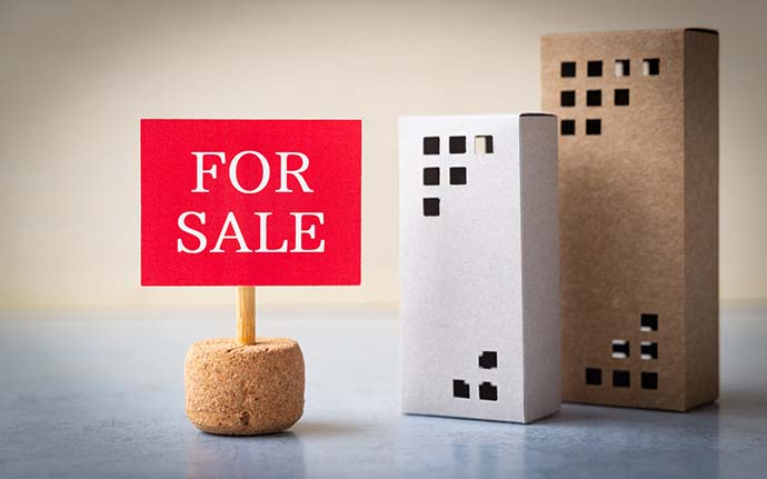 マンションの模型と「FOR SALE」の看板