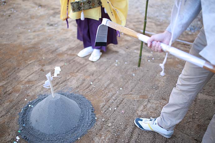 地鎮祭の鍬入れの様子