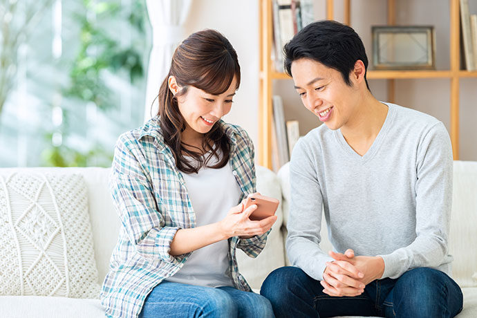 将来について話し合うカップル