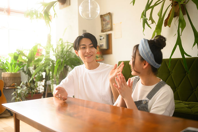 仲よく話しているカップル