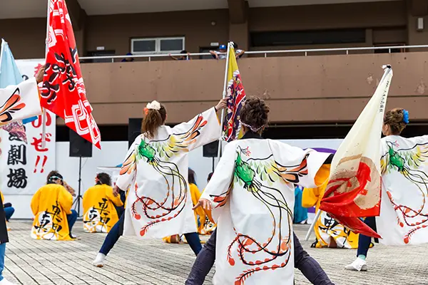 朝霞のよさこい祭りで踊る参加者