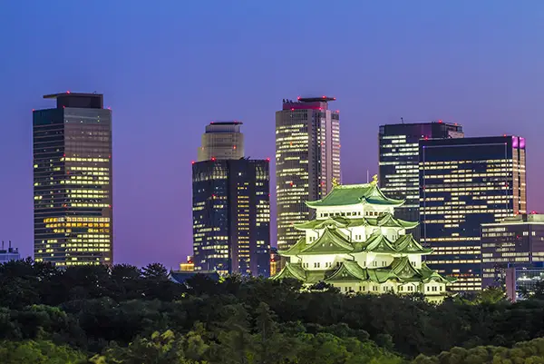 名古屋城と高層ビル群