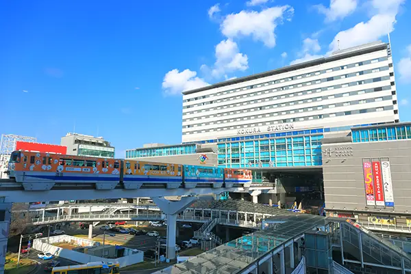 青空と小倉駅