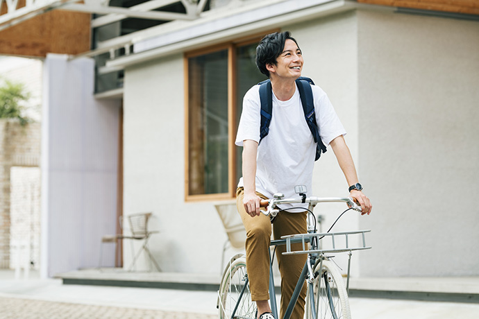 自転車に乗った男性