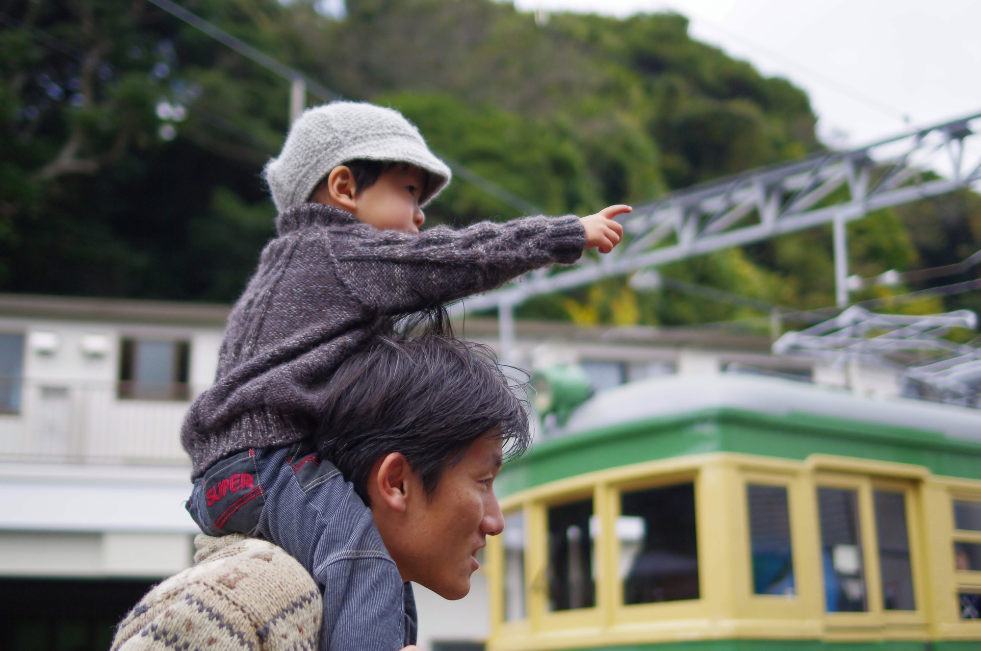 肩車の親子と江ノ電